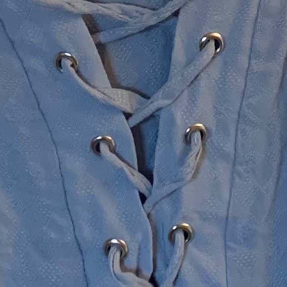 Light blue tank with pretty cross up in the middle - Picture 2 of 5